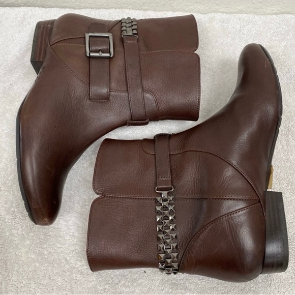 Le Saunda Women's Brown Leather Studded Flat Pull On Bootie Size 5 Classic Boho - Picture 5 of 16